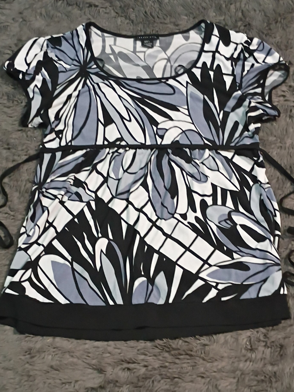 Women's Scoop Neck Floral Graphic Blouse in Black, White & Gray